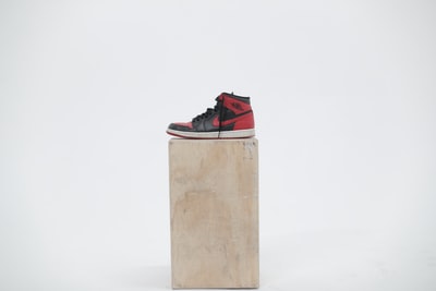 未配对的黑色和红色Air Jordan 1木箱鞋
